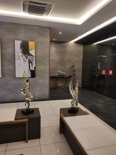 una stanza con due sculture esposte in un edificio di Kuching Luxurious Town Area Apartment a Kuching
