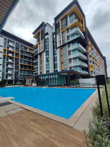 un grande condominio con una grande piscina blu di Kuching Luxurious Town Area Apartment a Kuching