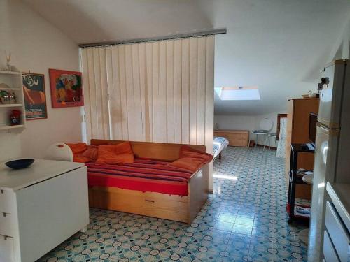 a living room with a couch in a room at Attico cavo a pochi passi dal mare in Cavo
