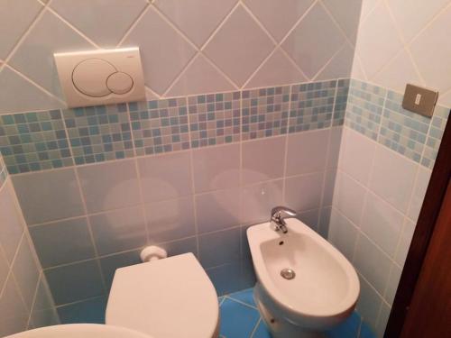 a bathroom with a toilet and a sink at Attico cavo a pochi passi dal mare in Cavo