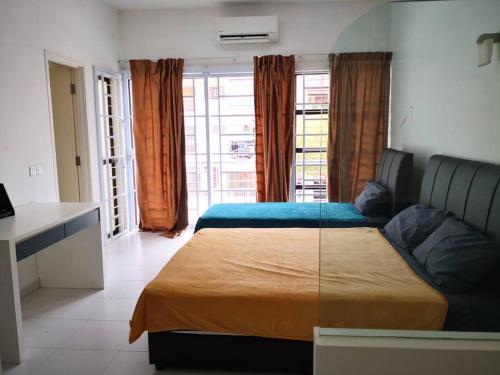 een slaapkamer met een bed, een bureau en een raam bij Chris Cozyplace in Bayan Lepas