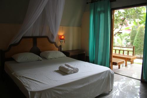 吉利美諾的住宿－二號簡易別墅假日公園，一间卧室配有一张床,上面有两条毛巾