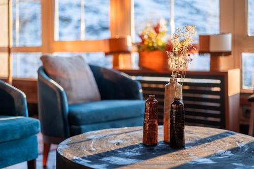 einen Tisch mit zwei Flaschen mit Blumen darauf in der Unterkunft The Mountains Hotel in Sierra Nevada
