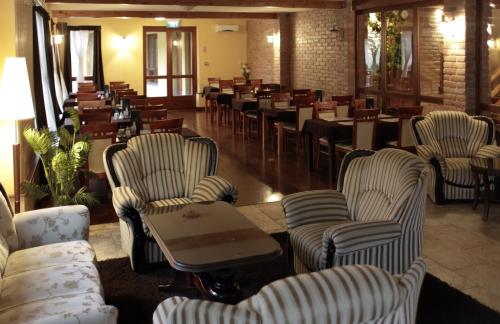 Χώρος καθιστικού στο Brill Hotel Békéscsaba