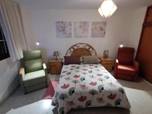 1 dormitorio con 1 cama y 2 sillas en Maritima Beach apartamento, en Santa Cruz de la Palma