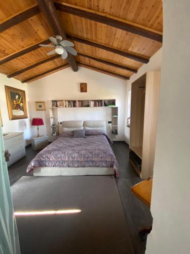 1 dormitorio con cama y techo de madera en La corte di Bacco, en Maniago