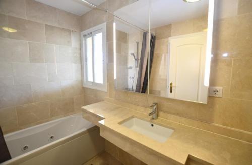 Kúpeľňa v ubytovaní Pinares 3 Bed Luxury Apt El Faro