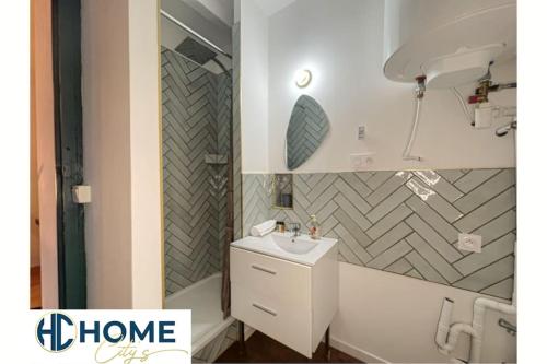 une salle de bain avec un lavabo, des toilettes et une douche dans l'établissement Studio au Coeur Historique de Montpellier, 2 Personnes et Wifi, à Montpellier