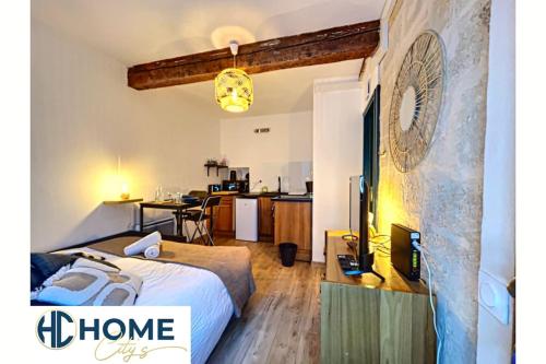 une chambre avec un lit et une cuisine avec une table dans l'établissement Studio au Coeur Historique de Montpellier, 2 Personnes et Wifi, à Montpellier