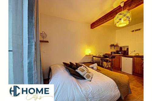 une chambre avec un lit et une cuisine avec une table dans l'établissement Studio au Coeur Historique de Montpellier, 2 Personnes et Wifi, à Montpellier