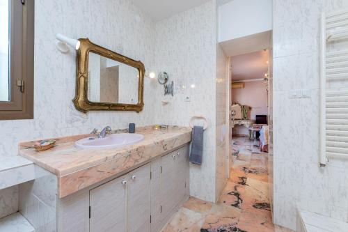 een badkamer met een wastafel en een spiegel bij Villa with Pool in the heart of Mijas Pueblo in Mijas