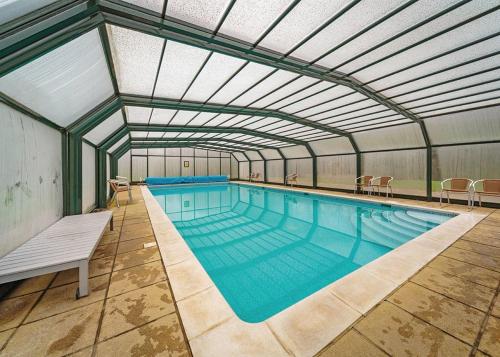 una grande piscina in un edificio di Penvale Lakes Lodges a Llangollen