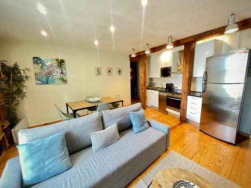 Il comprend un salon avec un canapé et une cuisine. dans l'établissement Preciosa vivienda Vistas a la Catedral Parking incluido ATUAIRE, à Burgos