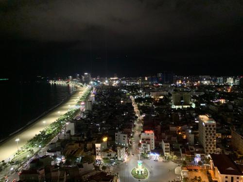 Blick auf die Stadt in der Nacht mit Lichtern in der Unterkunft Căn hộ du lịch TMS 5 sao in Quy Nhon