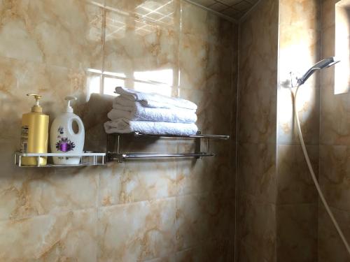 uma casa de banho com uma prateleira com toalhas em Dali No52 Inn em Dali