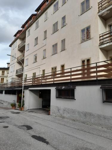 an apartment building with a balcony on the side of it at Attico Vittoria in Rivisondoli