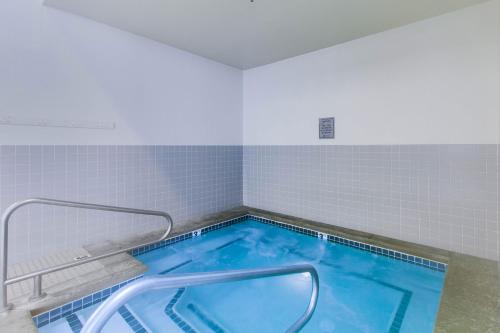 uma piscina num quarto com azulejos brancos em Aspen Village 86 em McCall