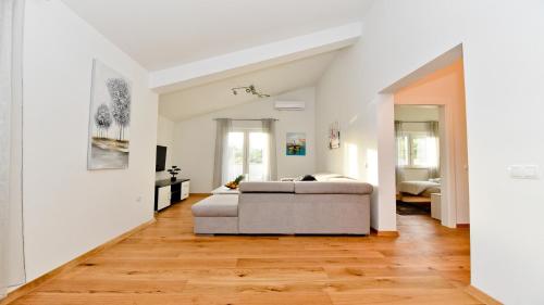 Villa Pinia with pool, Zadar