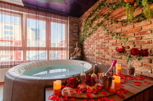 een badkamer met een bad met rozen en kaarsen bij Jacuzzi - Love - BDSM - Extra Luxury - EV chargger - Valentine's Day - Red Room - Flexible SelfCheckIns 28 in Zagreb