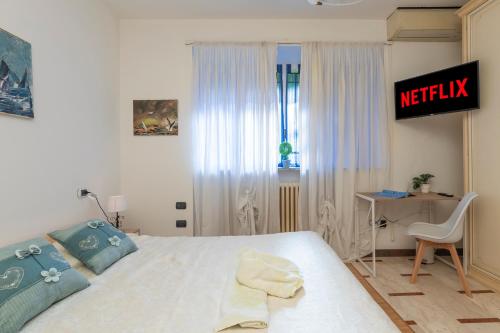 a hotel room with a bed and a desk at Casa Stella Malpensa in Cassano Magnago