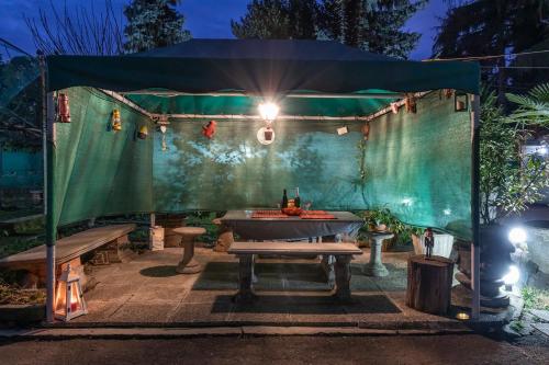 a stage with a table and a bath tub at Casa Stella Malpensa in Cassano Magnago