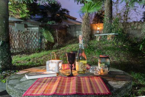 a bottle of wine and a glass on a table at Casa Stella Malpensa in Cassano Magnago