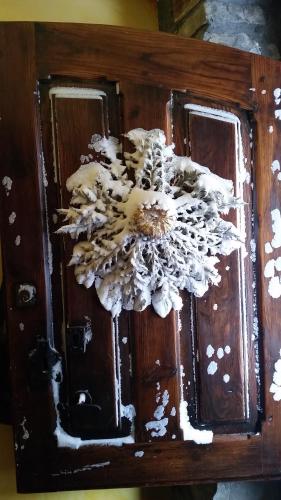 a wooden cabinet with a flower on top of it at Argonz Etxea in Urzainqui