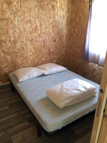 A bed or beds in a room at Chalet 5