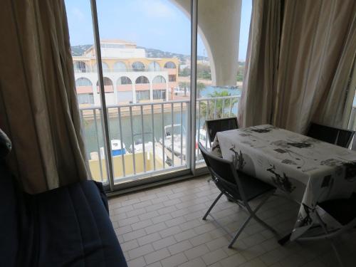 Photo de la galerie de l'établissement Studio rénové avec vue marina, loggia, parking sécurisé - FR-1-472-135, à Sète