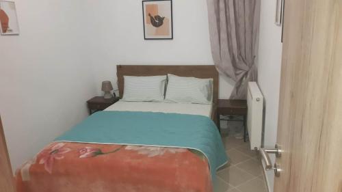 1 dormitorio con 1 cama con cabecero de madera en Villa Maria Aβδέλλα 
