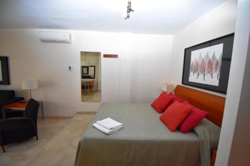 sypialnia z łóżkiem z czerwonymi poduszkami w obiekcie Studio Apt Walking Distance to Beach Wyndham Resor w mieście Mijas Costa