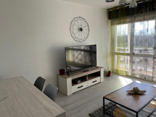 TV a/nebo společenská místnost v ubytování Appartement proche de la plage Aytre