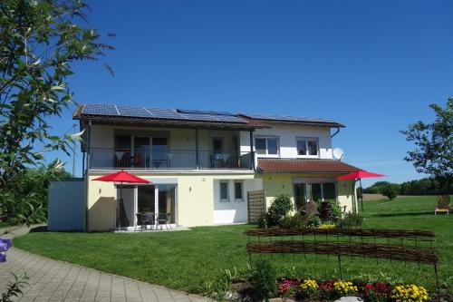ein Haus mit Sonnenkollektoren auf dem Dach in der Unterkunft Ferienwohnung Katzheim in Schlier