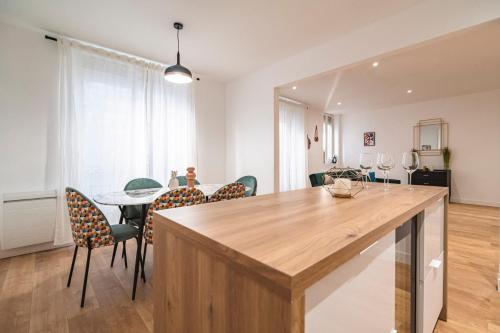 une cuisine et une salle à manger avec une table et des chaises dans l'établissement IKIZEN - Royal Confort - Cathédrale - Hypercentre - Parking, à Reims