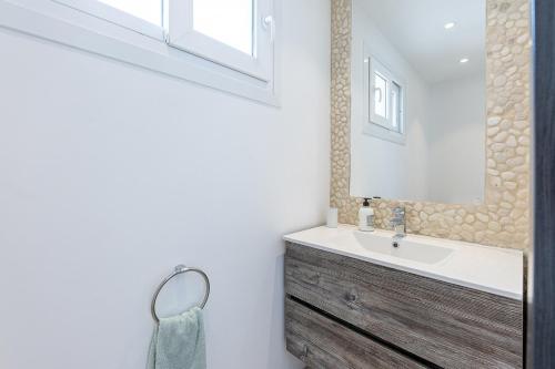 łazienka z umywalką i lustrem w obiekcie Luxury villa with Private Pool Benalmadena w mieście Benalmádena