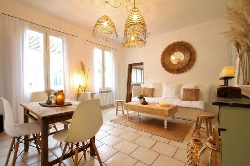 un salon avec une table et un canapé dans l'établissement Appt Cosy centre, garage, 2mn gare Vernon, à Vernon