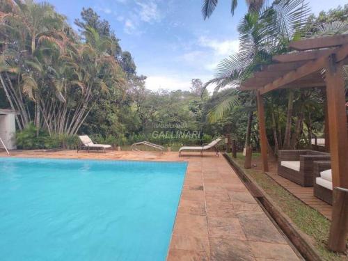 una gran piscina junto a un complejo con palmeras en Linda Casa de Campo Sitio Chácara em Campinas, en Campinas