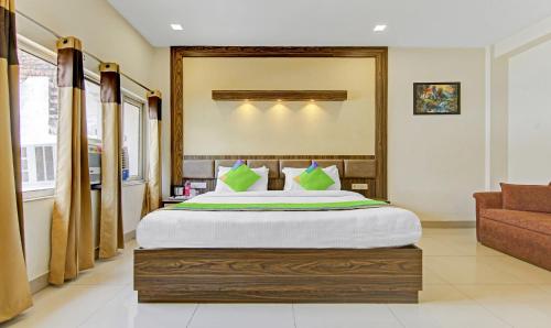 - une chambre avec un grand lit et un canapé dans l'établissement Raj Darbar - 10 Meter From Golden Temple, à Amritsar
