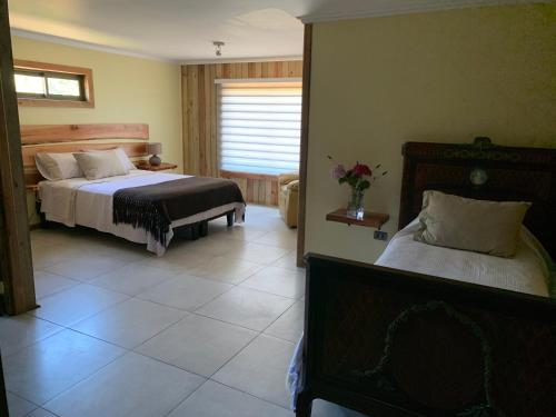 Los Rábanos的住宿－Viejoboldo_latrinchera，一间卧室设有两张床和窗户。
