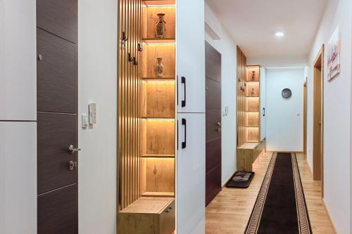 un pasillo con armarios de madera y un pasillo con puerta en Silver Apartment en Pale