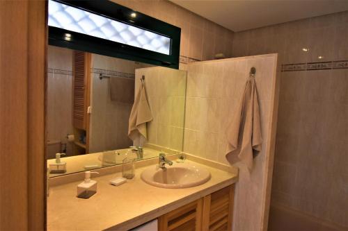Kúpeľňa v ubytovaní Pueblo Torrequebrada, Benalmadena 2 Bed Apt