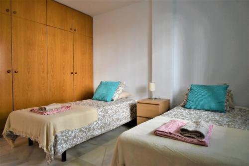 Posteľ alebo postele v izbe v ubytovaní Pueblo Torrequebrada, Benalmadena 2 Bed Apt