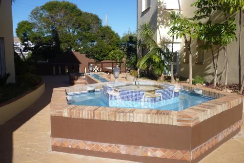 una piscina en medio de un patio en Stunning Golf View Apt, Miraflores Golf, en Mijas Costa