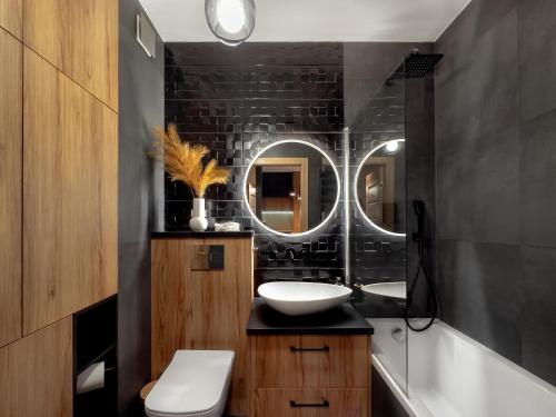 a bathroom with two sinks and a mirror at Apartament z dużym tarasem w centrum in Krakow