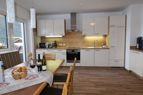 Una cocina o zona de cocina en Apart Alpin