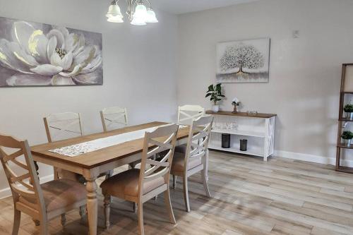 a dining room with a wooden table and chairs at Apartment Kissimmee - Orlando in Kissimmee