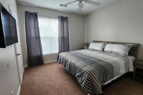 a bedroom with a bed and a window at Apartment Kissimmee - Orlando in Kissimmee