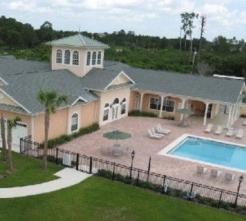 a large house with a swimming pool and a house at Apartment Kissimmee - Orlando in Kissimmee