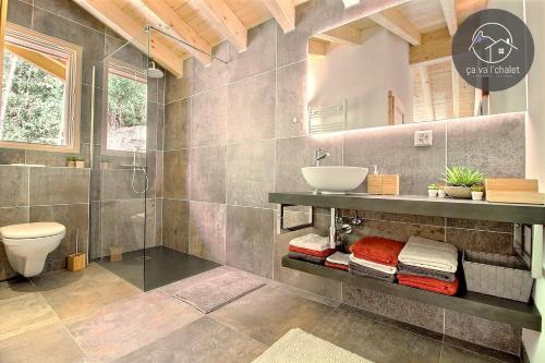 uma casa de banho com um lavatório, um WC e um chuveiro em Chalet La Luna, Mayens-de-Chamoson em Chamoson