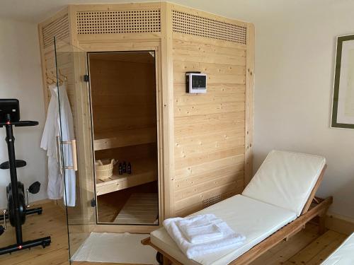 Zimmer mit einem Schrank und einer Glastür in der Unterkunft Temelhof - Landhaus mit Sauna und Kamin in Sittersdorf